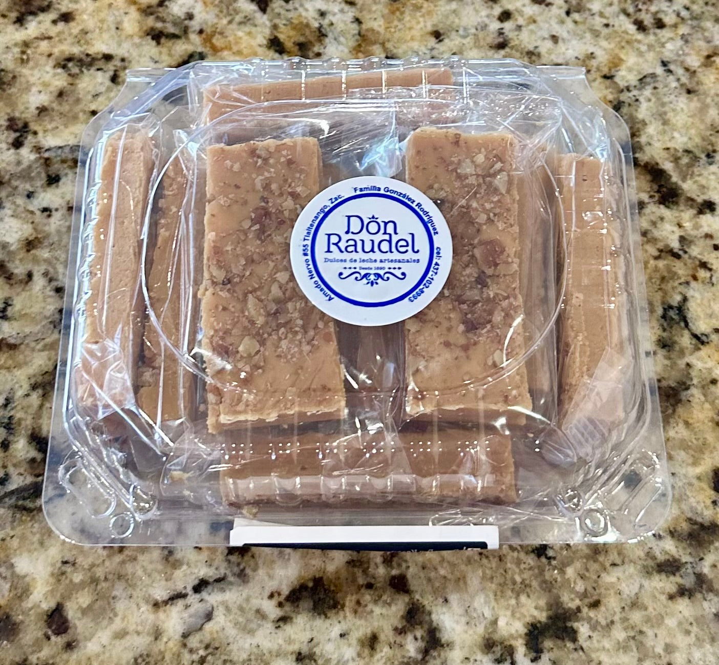 ESTUCHE CON DULCE DE LECHE Y NUEZ QUEBRADA